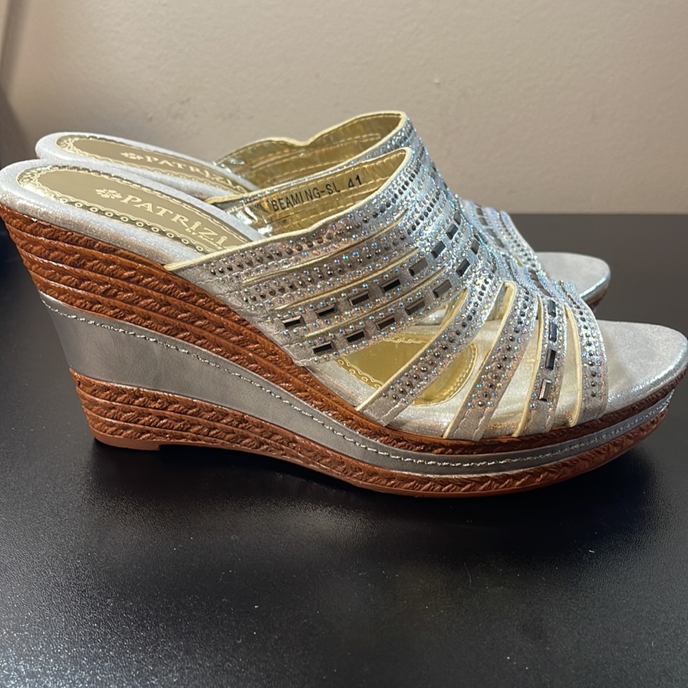 NIB $49R Patrizia Beaming Silver Wedge. Size 41 - Picture 4 of 9